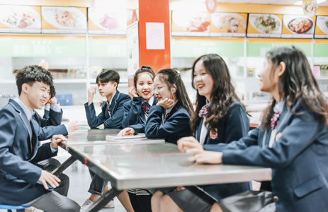 准备用餐的同学们